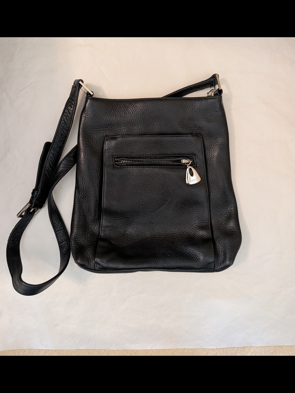 Stylish vintage Monet black pebbled leather crossbody/shoulder bag! 🖤